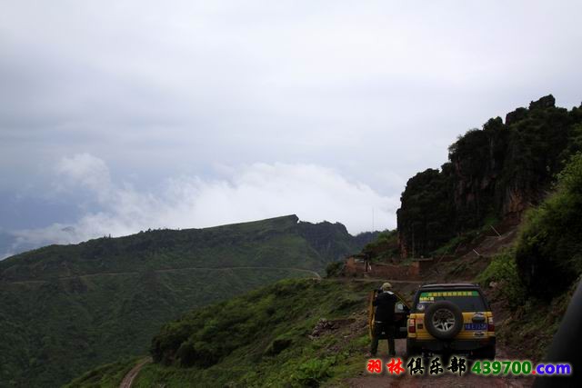 狭窄，蜿蜒，陡峭的山路