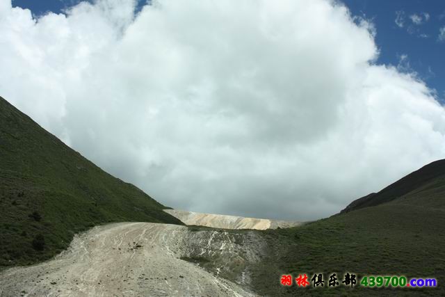 登顶雅哈垭口前的钙化滩