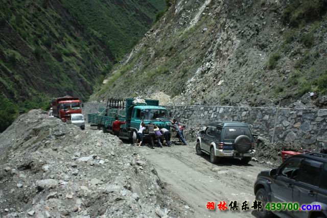 因这辆货车陷车，堵车了