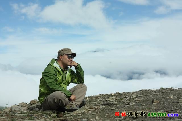 “立马秋风绝顶山，千崖万壑拥斑斓。披开云雾依辰极，身在青霄紫气间。”